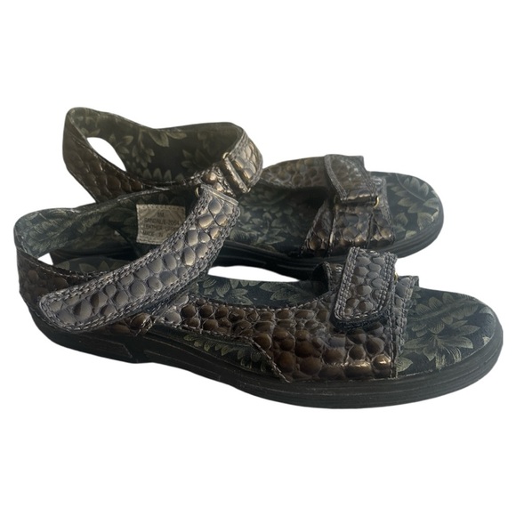 Green and Black Sandals with Stylish Design - Picture 7 of 8